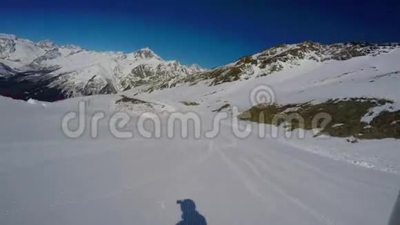 滑雪板沿着准备好的斜坡往下滑敦拜FPV视频的预览图