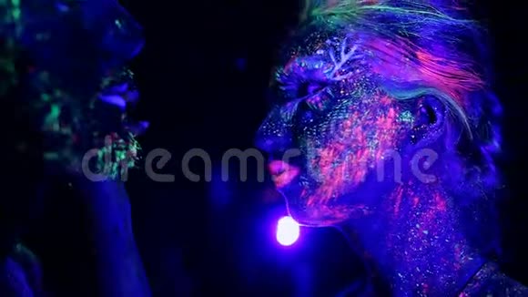 夫妇紫外线的温柔荧光粉视频的预览图