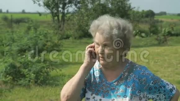 80年代的老妇人在手机上说视频的预览图
