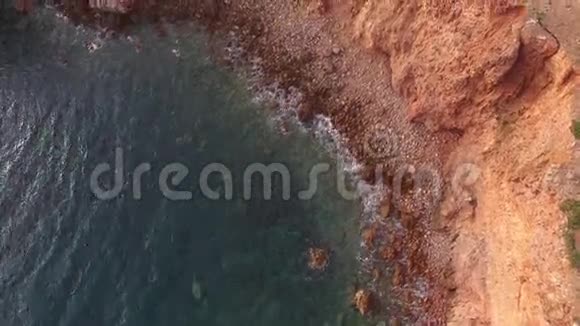 鸟瞰葡萄牙西海岸的一个美丽的悬崖靠近卡拉帕特拉罗塔维肯蒂纳视频的预览图