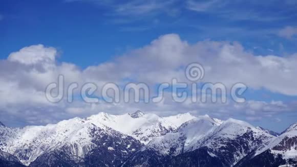 云在高加索山脉和森林上空移动时间流逝视频的预览图