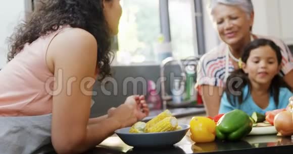 幸福的家庭在厨房互相交流视频的预览图