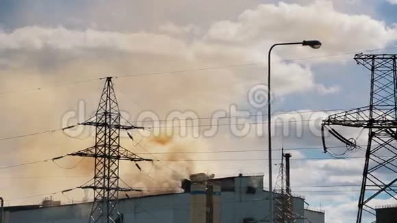 钢铁厂用红色烟雾污染环境视频的预览图