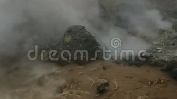 Mutnovsky活火山盆地的沸水视频的预览图