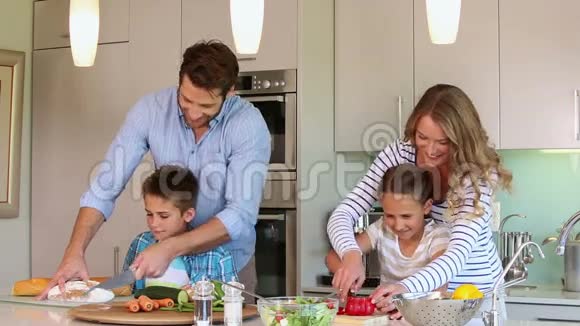 父母和孩子一起做饭视频的预览图