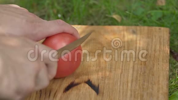 把番茄切片放在切割板上视频的预览图