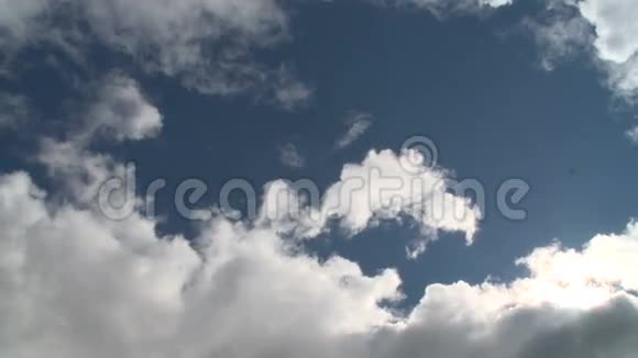 在海滩上方蓝天中的白云4分之一视频的预览图