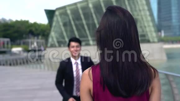 亚洲男人跑来迎接他的女朋友拥抱视频的预览图