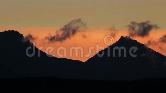 库切夫斯卡亚火山群的日出视频的预览图