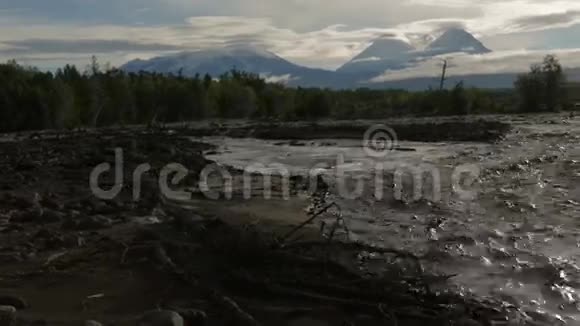 拂晓时Studenaya河和Kluchevskaya火山群视频的预览图