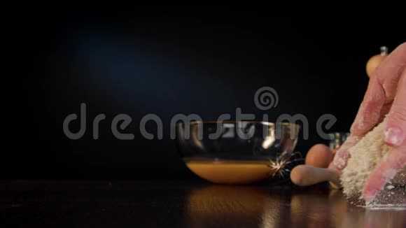 女性手在桌上撒面粉视频的预览图