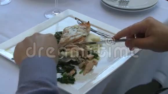 切菜和吃他的食物4分之2视频的预览图