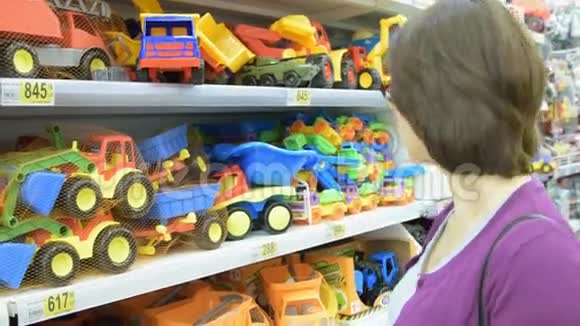 在超市买玩具车的女人视频的预览图