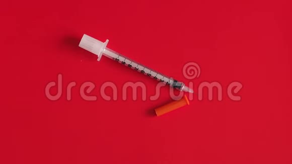 胰岛素注射器上红色背景特写健康和医学的概念视频的预览图