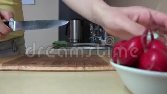 女用手在砧板上切萝卜蔬菜做沙拉4K视频的预览图