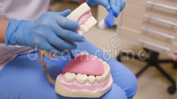 牙医告诉孩子口腔卫生视频的预览图