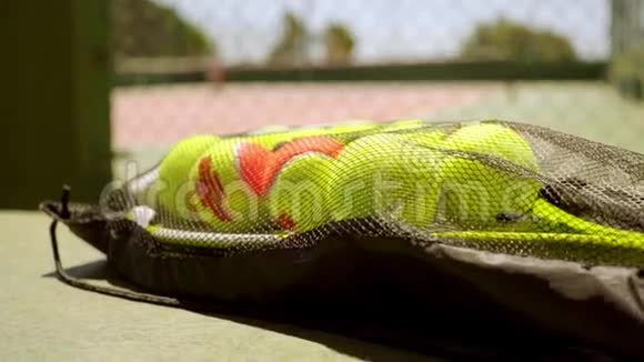 用于训练的球拍上的网球数目视频的预览图
