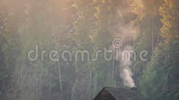 从烟囱冒出浓烟的乡村小屋视频的预览图