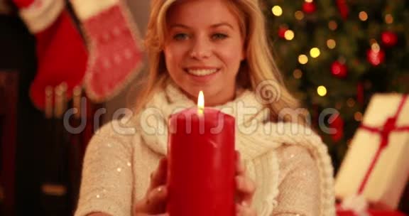 圣诞节的时候漂亮的金发美女拿着蜡烛视频的预览图