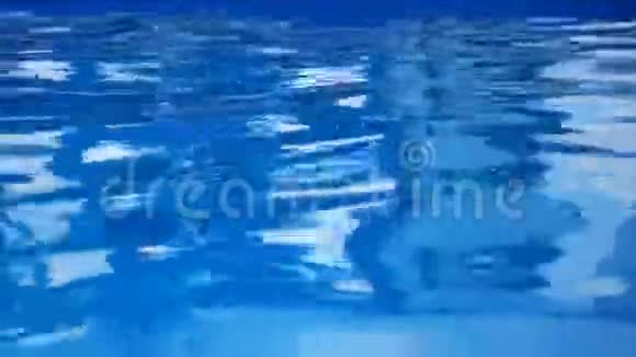 俱乐部室外游泳池的清水视频的预览图