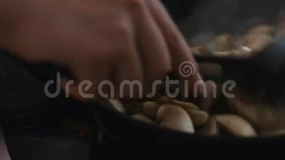 将蘑菇和洋葱放入锅中特写视频的预览图