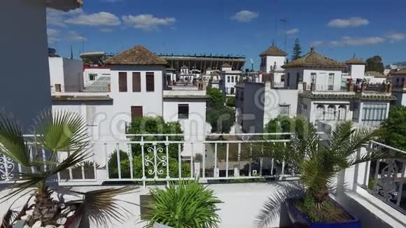 从屋顶和足球场可以看到赫利奥波利斯区视频的预览图
