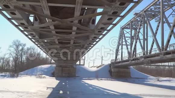 铁路桥越冬河视频的预览图