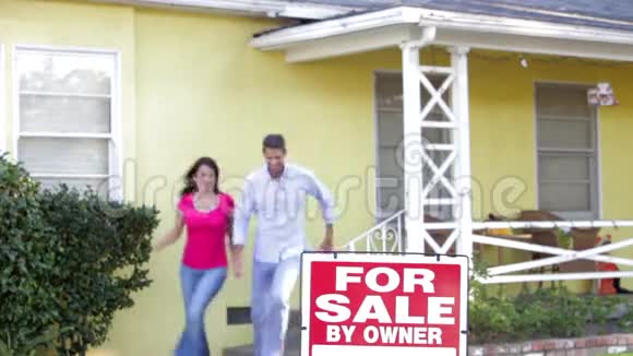 一对夫妇在家外立卖牌视频的预览图