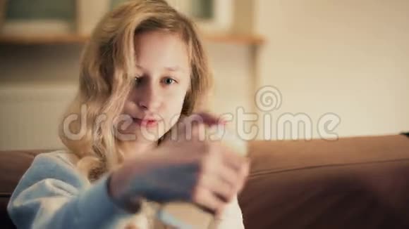 快乐少女自拍使用智能手机应用程序视频的预览图