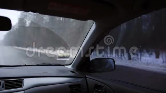 冬天在公路上开车视频的预览图