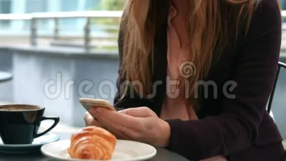在咖啡馆里用手机喝咖啡的漂亮朋友视频的预览图