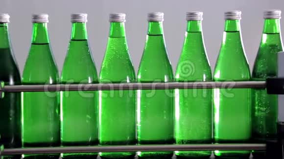 矿泉水绿色瓶子正沿着自动生产线移动视频的预览图