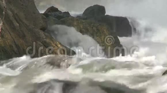 流经岩石的河水6分之一视频的预览图