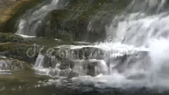 靠近岩石上的瀑布4分之一视频的预览图