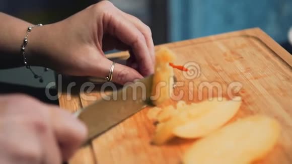 在砧板上煮土豆视频的预览图