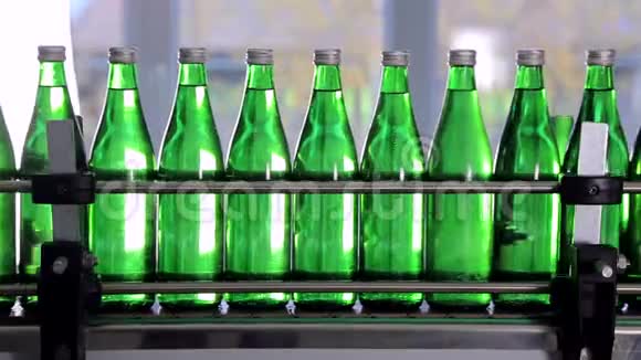 矿泉水绿色瓶子正沿着自动生产线移动视频的预览图