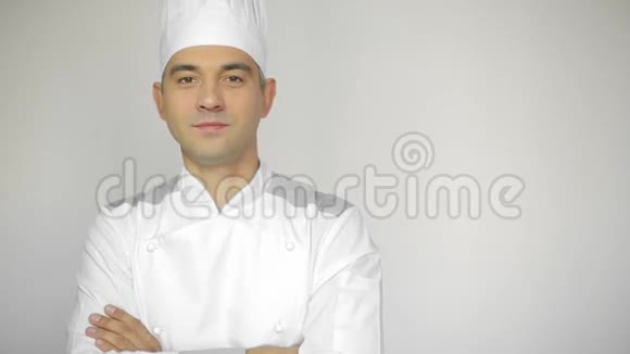 站在白色背景的商业厨房里的男厨师视频的预览图