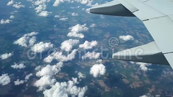 从云层和地面上的飞机的窗口观看在云层上方飞行视频的预览图