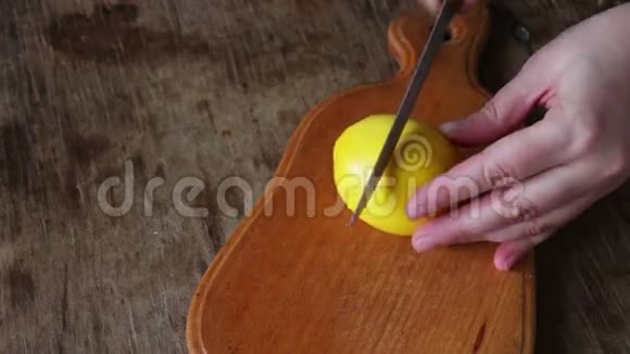 手切片柠檬在砧板特写视频的预览图