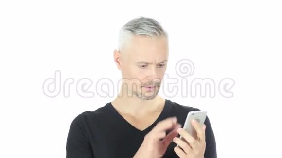在线浏览电话中年男子白人背景年轻视频的预览图
