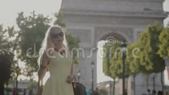 在巴黎凯旋门附近摆着迷人的金发女郎视频的预览图