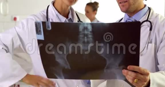 在病房里研究x射线的医生视频的预览图