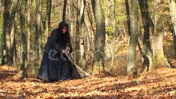 在秋天的森林里黑人女人充满了愤怒视频的预览图