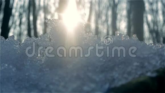 日出的光线融化了雪视频的预览图