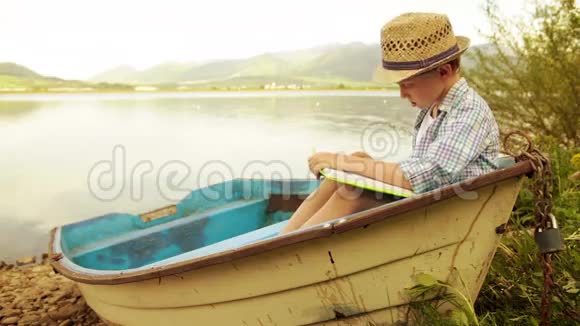 坐在老船上看书的男孩视频的预览图