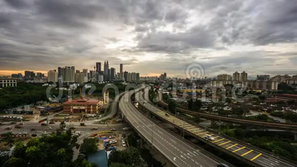在彩色日落期间吉隆坡城市天际线的4K电影延时镜头视频的预览图