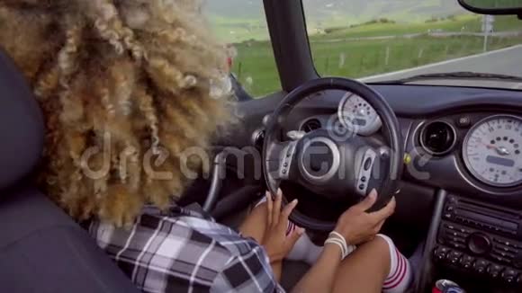 开敞篷车的非裔美国妇女视频的预览图