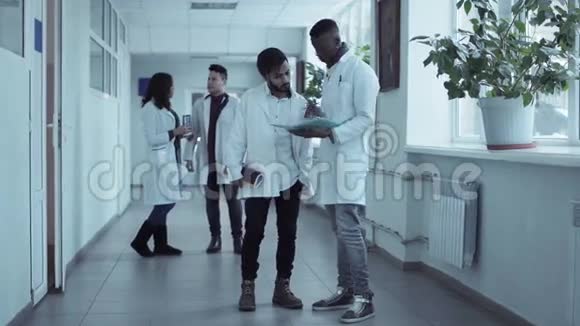 走廊里的医学院学生视频的预览图