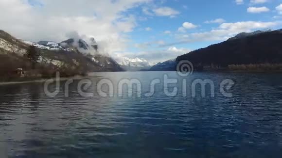 在群山之间飞过一个湖视频的预览图