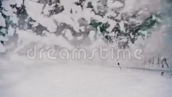 在雪天的冬天森林里人们在深雪中奔跑慢动作视频的预览图